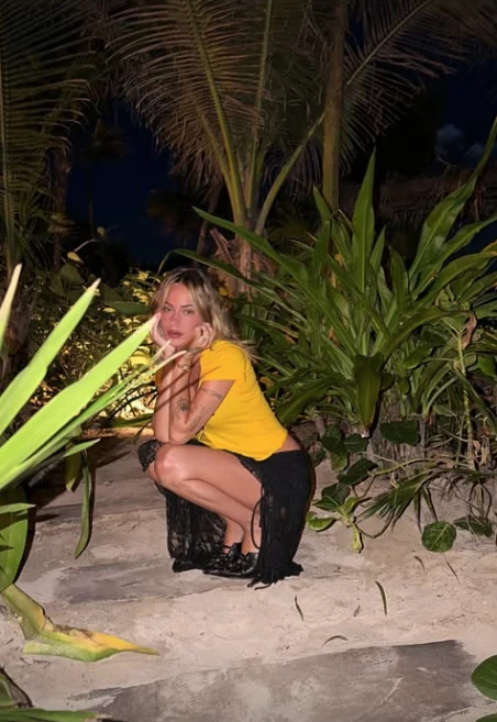 Tini incorporó a su outfit una pollera de encaje color negro.