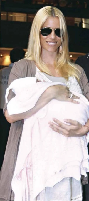 Así Nicole dejaba la clínica con Allegra en brazos