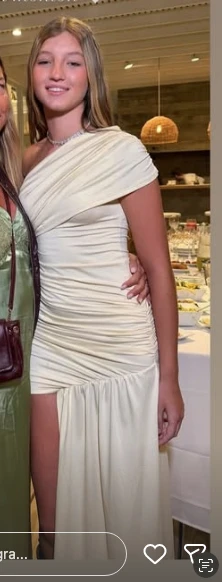 Allegra llevó un vestido de corte irregular y lo combinó con borceguíes negros. 