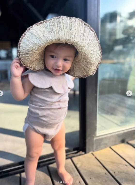 El original sombrero tipo capota de Bee, la hija de Calu Rivero: el accesorio retro que anticipa tendencia verano 2026