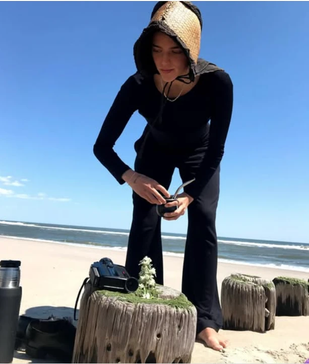 El look de Calu Rivero con capota de rafia. 