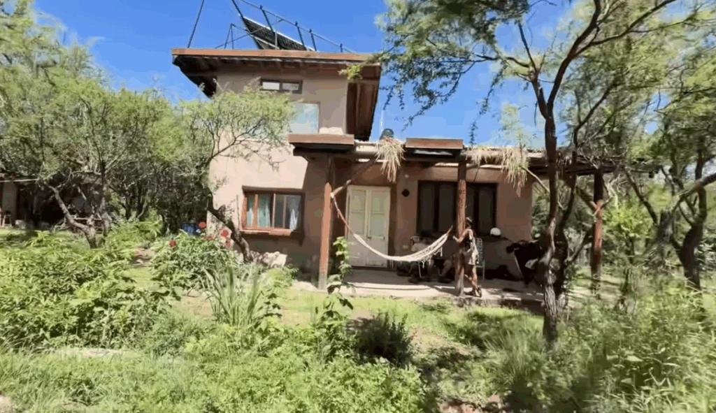 Jerónimo Weich presentó a su pareja y habló del cambio de vida que lo llevó a construir una casa de barro en Córdoba