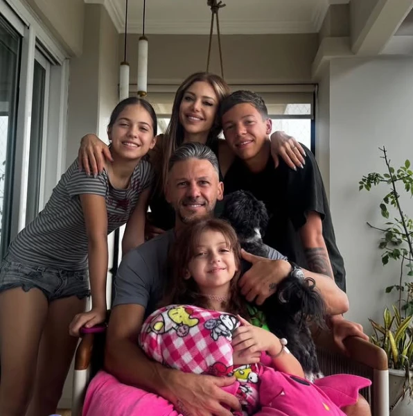 Martín demichelis con sus hijos y su ex pareja, Evangelina Anderson. Los chicos están pasando unos días en Punta del Este con su papá cuando vivieron este susto.