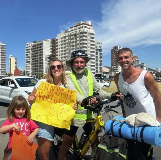 Pedaleó 613 kilómetros a los 74 años para cumplir una promesa hecha en el peor momento