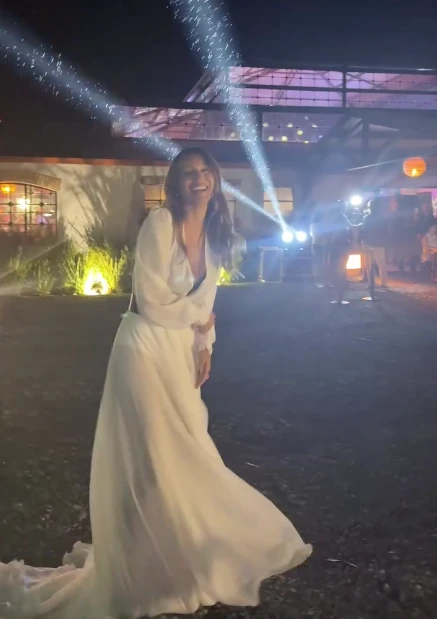 Pampita mostró la versión más sensual del vestido camisero y confirma una tendencia de 2026