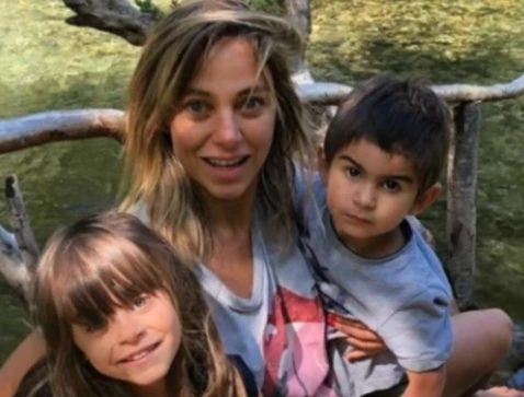 Mariana junto a sus hijos
