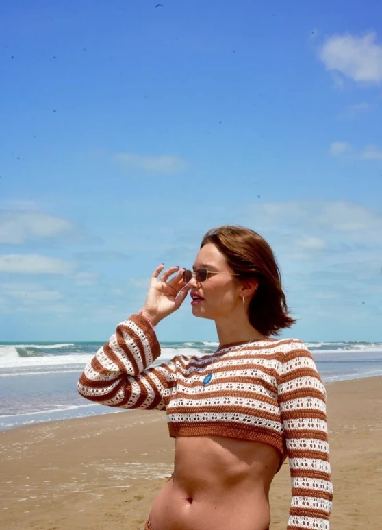 Manu Viale impone una nueva tendencia para la playa: el crop suéter.