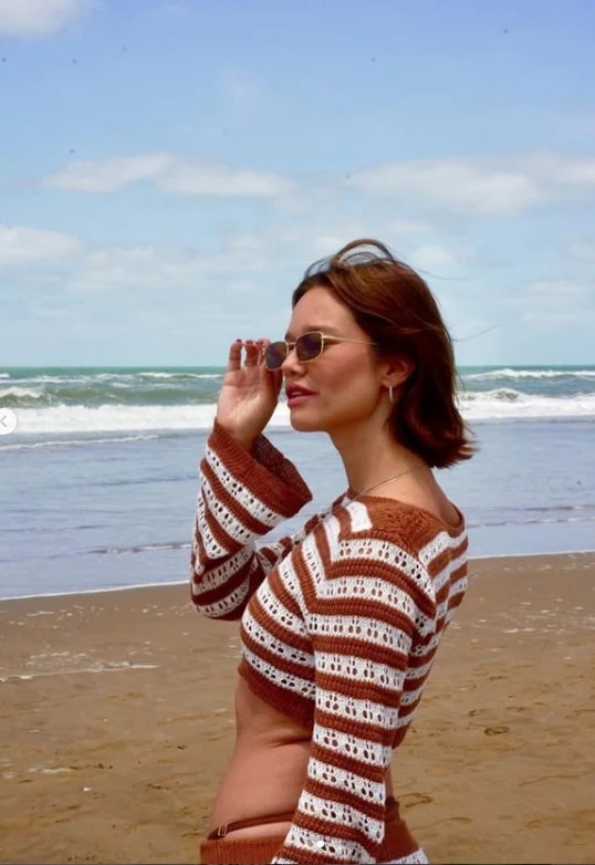 Manu Viale impone una nueva tendencia para la playa: el crop suéter.