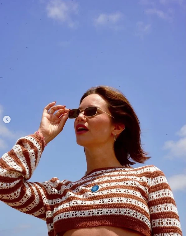 Manu Viale impone una nueva tendencia para la playa: el crop suéter.