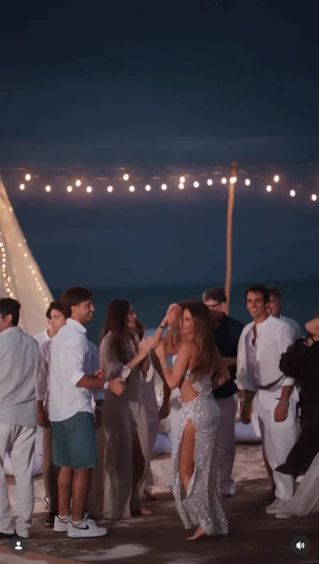 Pampita celebró sus 48 años con una noche mágica frente al mar