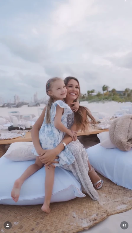 Pampita celebró sus 48 años con una noche mágica frente al mar