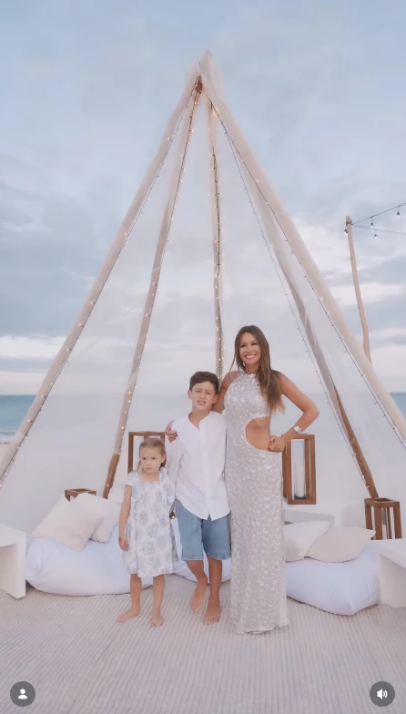 Pampita celebró sus 48 años con una noche mágica frente al mar