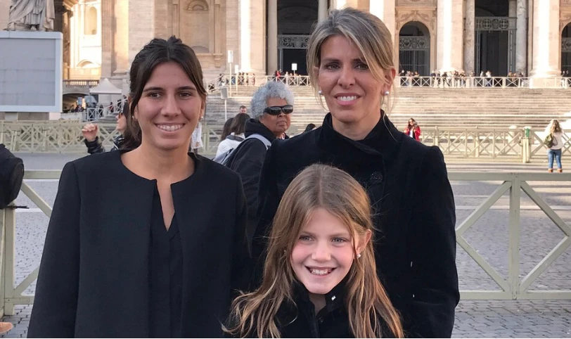 Sandra Arroyo Salgado y sus hijas Iara y Kala
