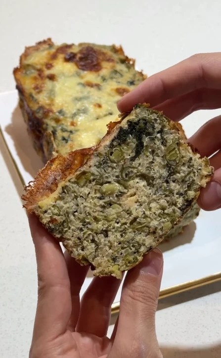 Budín de quínoa, chauchas, acelga y queso 