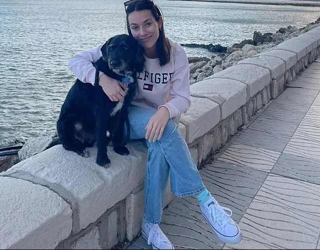 Ana busca desesperada a Boro, su perro. Viajaba con ella, su hermana y su novio en el tren que descarriló