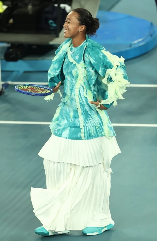 Naomi Osaka entrando a la cancha en el Abierto de Australia con un look sorprendente.