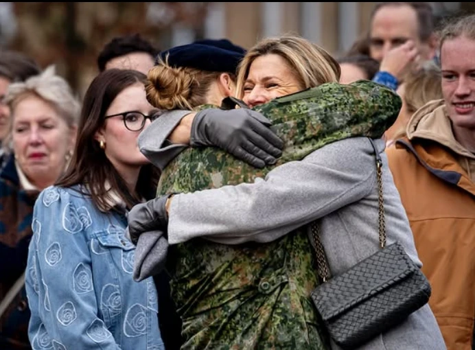 El emotivo abrazo de la princesa Amalia con su madre, la reina Máxima.