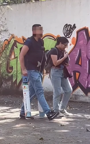La pareja caminaba por las calles de la Ciudad de México llevando a sus bebés y los tubos de oxígeno