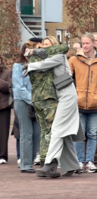 El emotivo abrazo de la princesa Amalia con su madre, la reina Máxima.