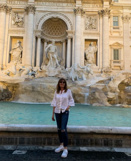 Amaba viajar. Sus redes tiene postales de viaje.