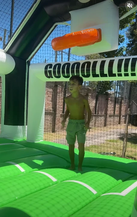 El cumpleaños futbolero de Félix, el hijo de Ximena Capristo