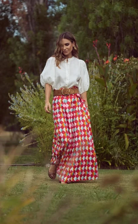 El look de María Vázquez con pollera larga. 