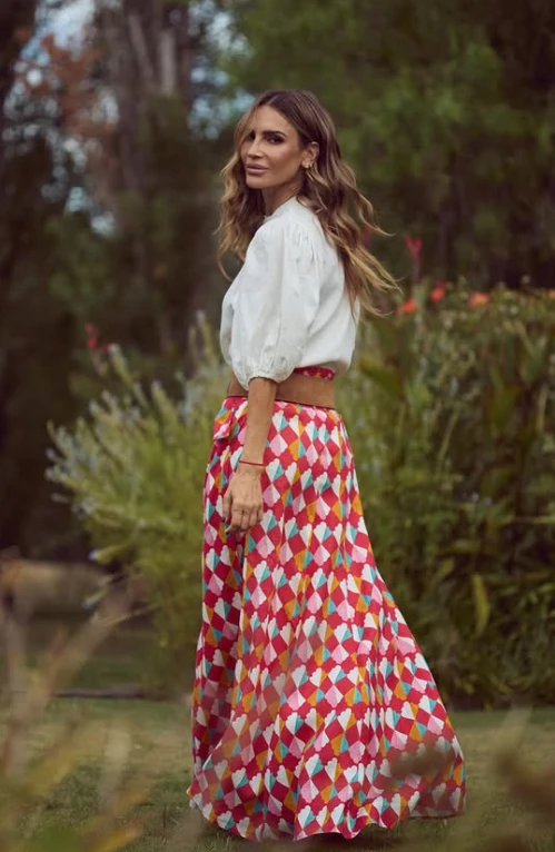 El look de María Vázquez con pollera larga. 