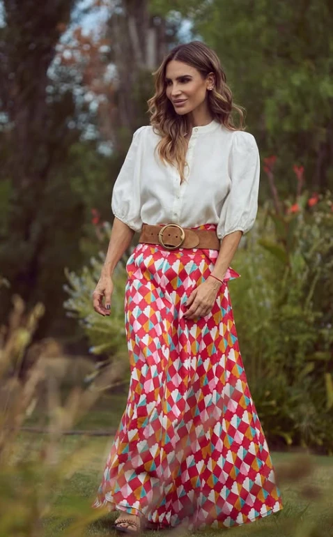El look de María Vázquez con pollera larga. 