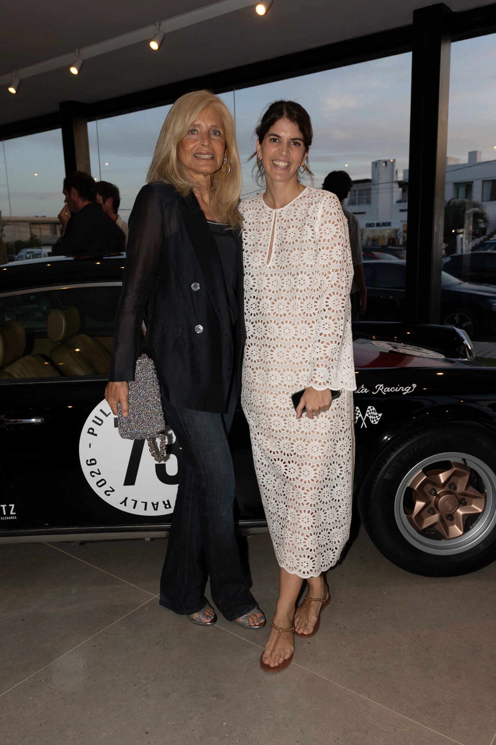 Cecilia Zuberbuhler y Nina Pulenta en la apertura de la tienda de Etiqueta Negra, Pulenta Estate y Porsche en José Ignacio