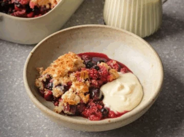 Crumble de ciruelas fácil: la receta sin harinas para aprovechar la fruta de estación