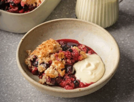 Crumble de ciruelas fácil: la receta sin harinas para aprovechar la fruta de estación