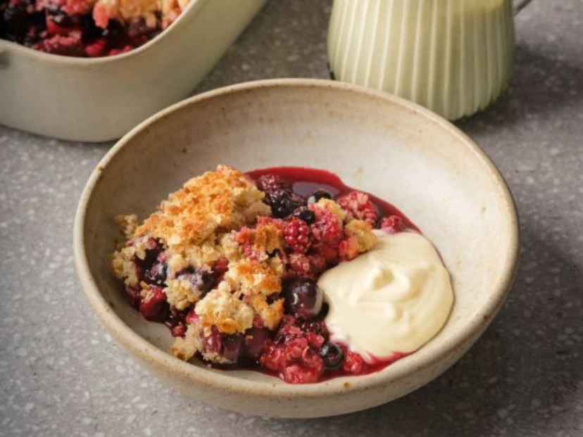 Crumble de ciruelas fácil: la receta sin harinas para aprovechar la fruta de estación