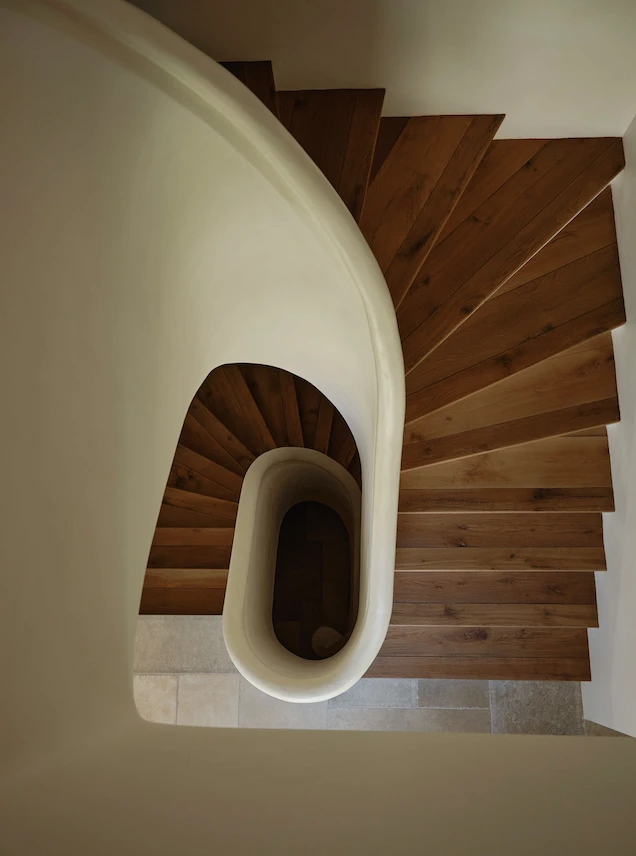 Una escalera escultórica, con diseño helicoidal, es protagonista de la casa. 