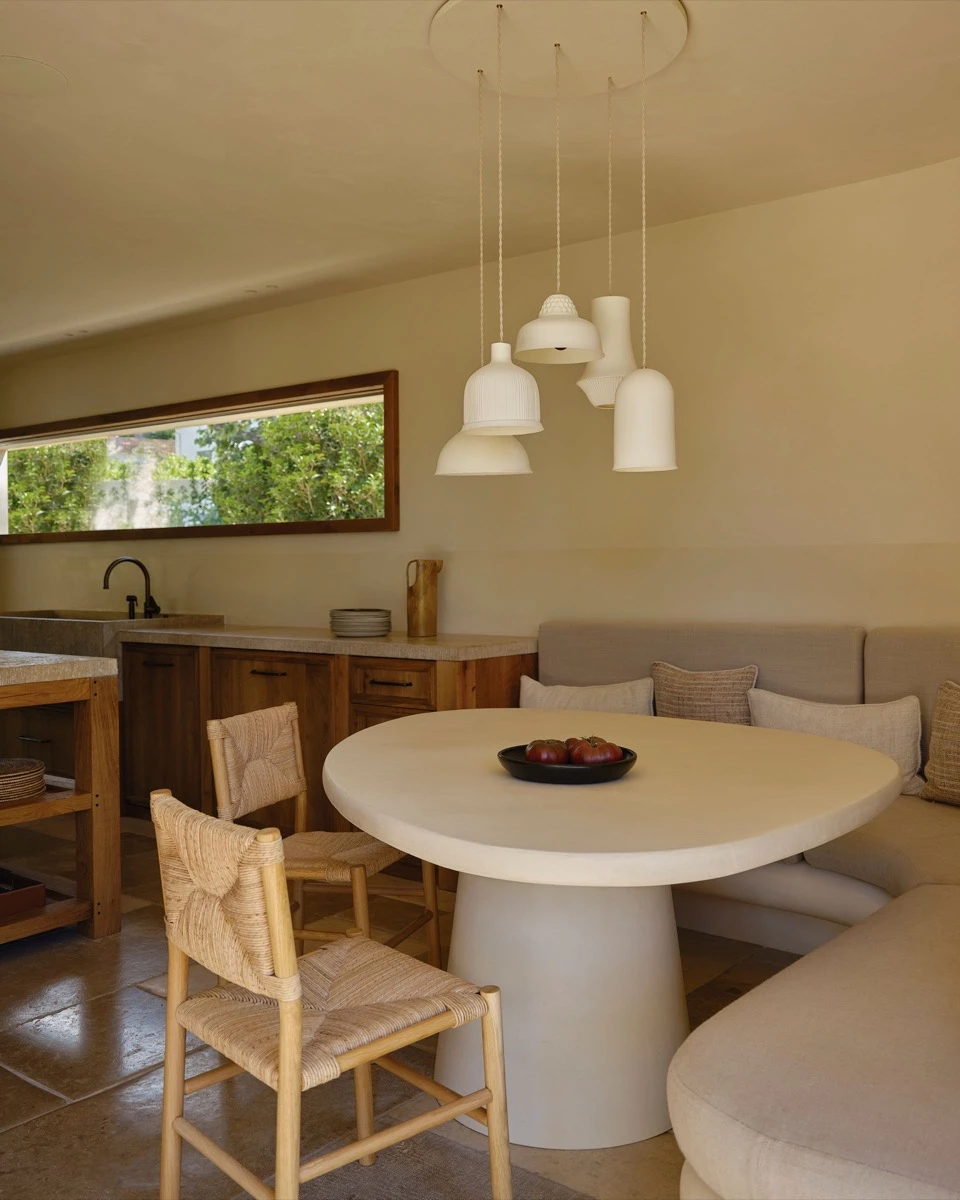 La cocina es sencilla, con amoblamientos de roble envejecido y mesada de piedra de Périgord. 