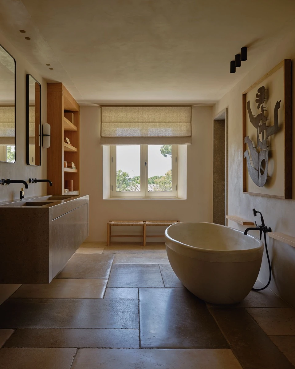 El baño expresa la fusión y riqueza de la arquitectura y decoración de la villa. 