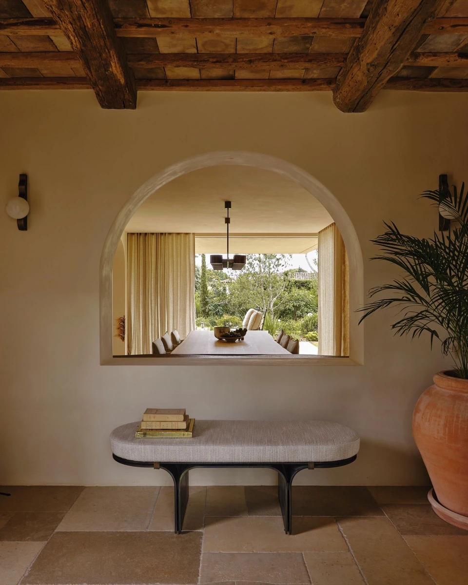 El ingreso a la casa resume el expíritu del interiorismo del hogar mediterráneo y provenzal. 