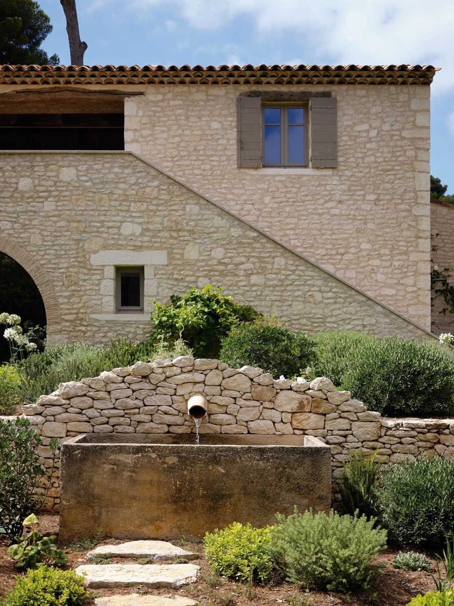 Postal de una casa en Saint-Tropez con el exquisito toque francés. 