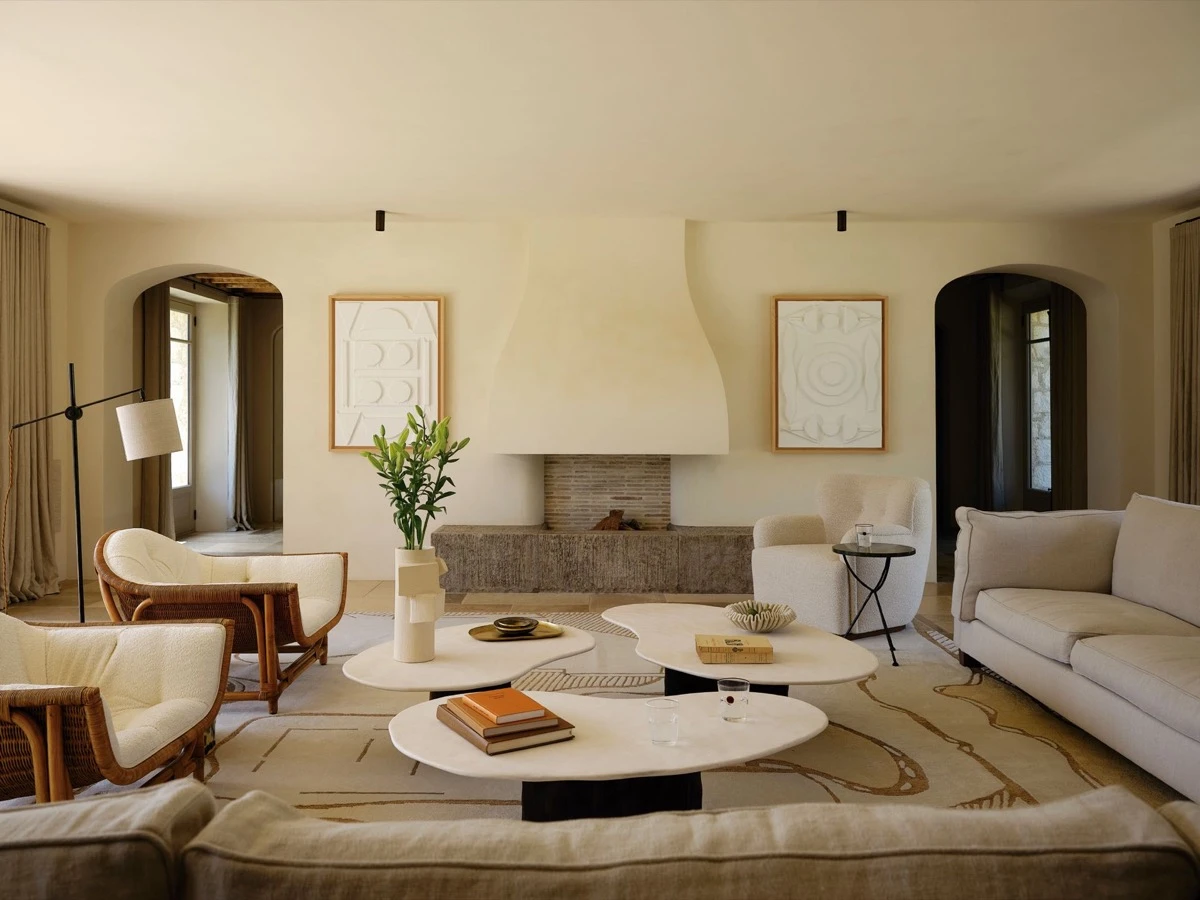 Al centro, el toque orgánico de un trío de mesas de piedra caliza modelo Floating Island de Benoit Viaene.