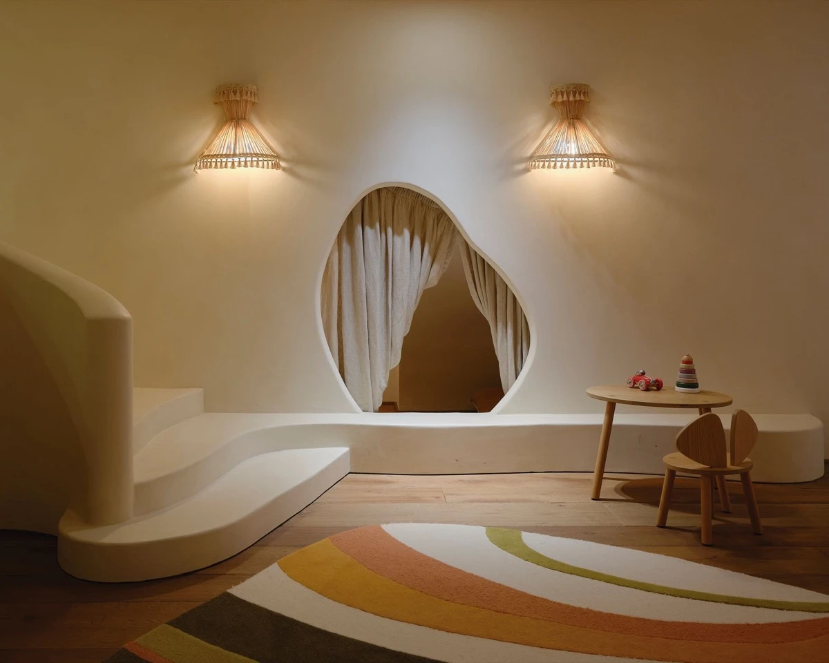 En el playroom, las líneas orgánicas se combinan con alfombra en colores y apliques de pared: el toque contemporáneo. 