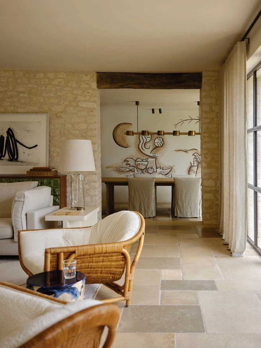 Una vista que exhibe la diversidad y personalidad de la casa en Saint-Tropez. 