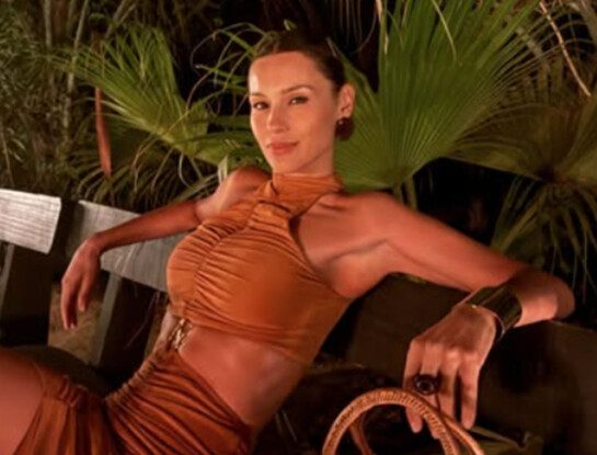 Pampita anticipa la vuelta de las plataformas: el guiño setentoso que marca tendencia este verano