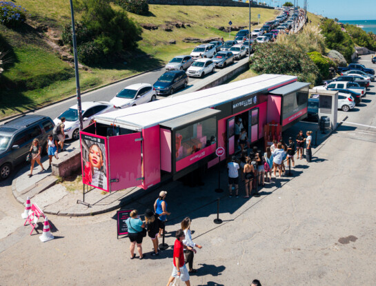 Maybelline New York llevó experiencias y tendencias de belleza al verano en Playa Grande