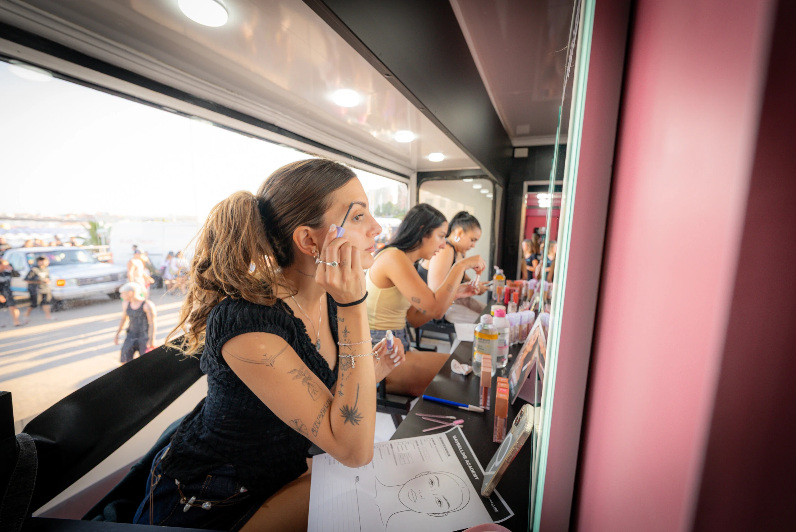 Participá de clases diarias de maquillaje.