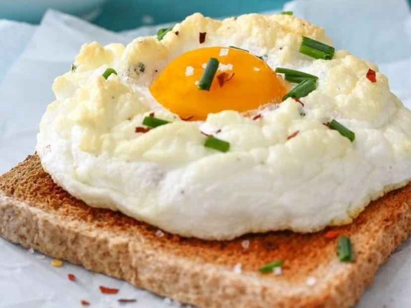 Huevos nube: una receta para arrancar bien arriba tus mañanas