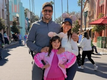 Floppy Tesouro enamorada y en familia recorriendo los parques de Disney