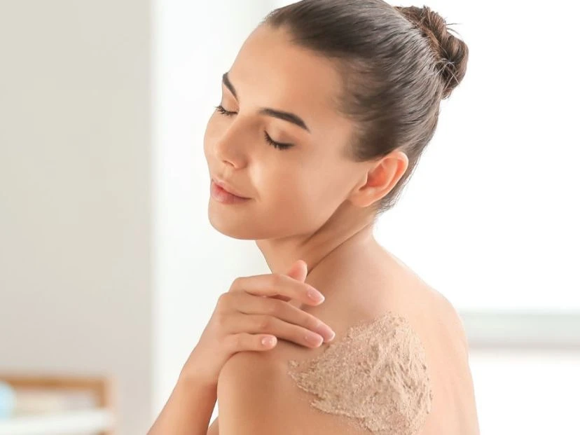 Cómo preparar el exfoliante rosa para conseguir una piel hidratada, iluminada y suave