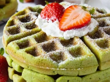 Waffles de matcha: una receta ideal con frutillas para el desayuno