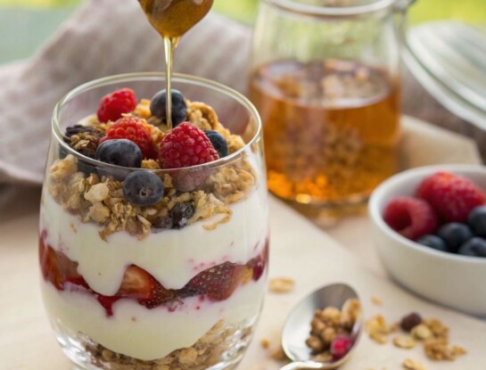 Yogur griego marmolado con miel y frutos rojos: la receta del desayuno fresco y nutritivo