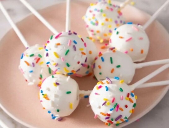 Cake pops con sprinkles: una receta divertida para compartir con los más chicos