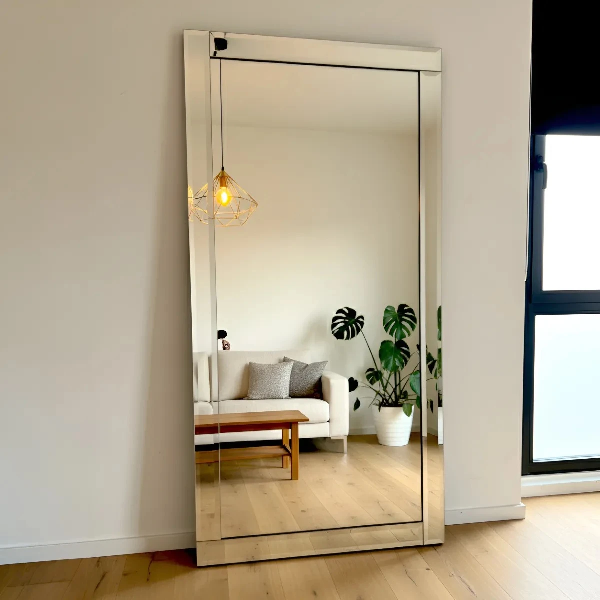 Los espejos siempre tuvieron un rol clave en la decoración, pero hoy redoblan la apuesta: se agrandan y se convierten en protagonistas.  